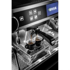 Wega Urban μηχανή καφέ espresso σε λειτουργία εκχύλισης καφέ