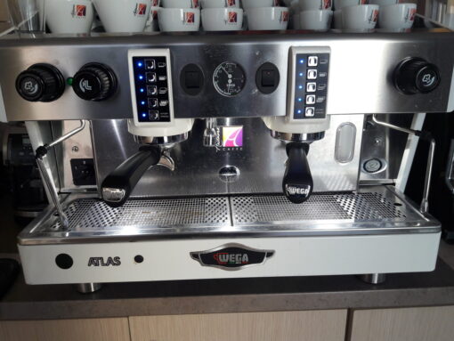 Wega Atlas μηχανή καφέ σε λειτουργία