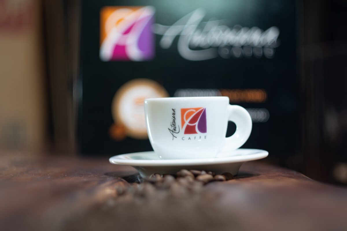 Το λογότυπο και το φλυτζάνι espresso της ετσιρείας