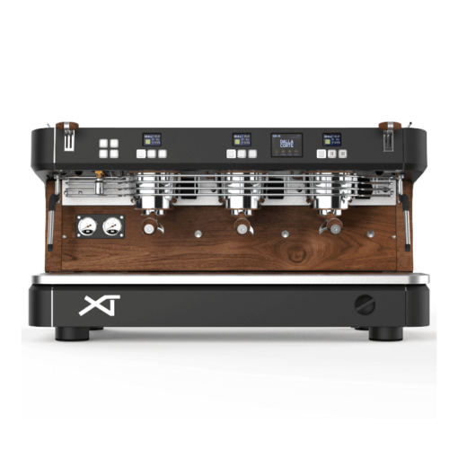 Dalla Corte XT ,μαύρη μηχανή espresso με 3 group και λεπτομέρειες ξύλου