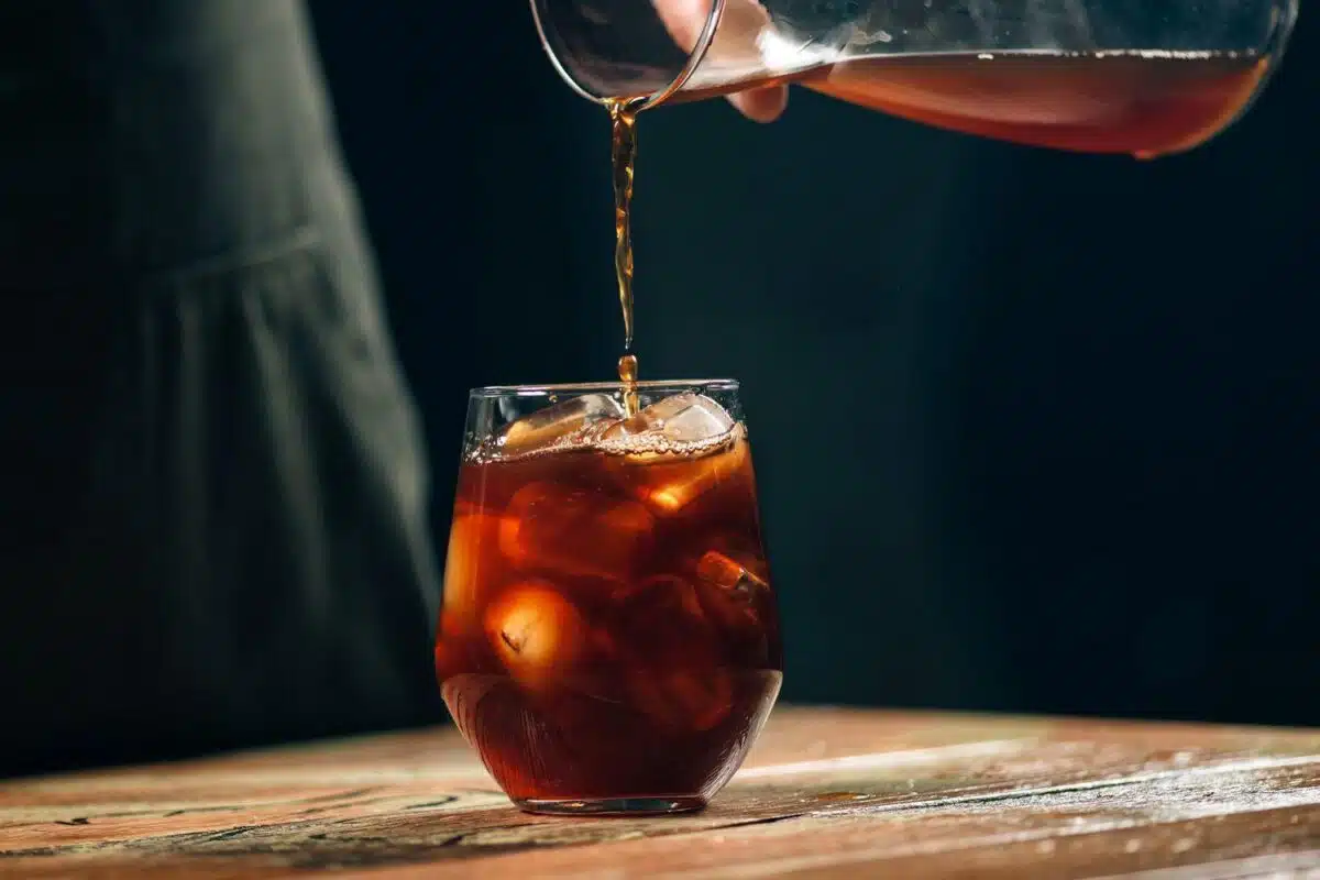 cold brew καφές με πάγο σε ποτήρι – δροσερός καφές χαμηλής οξύτητας