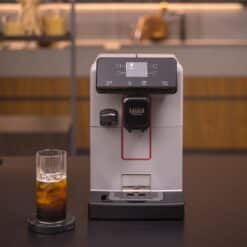 Gaggia Magenta Prestige Over Ice με παγωμένο ρόφημα